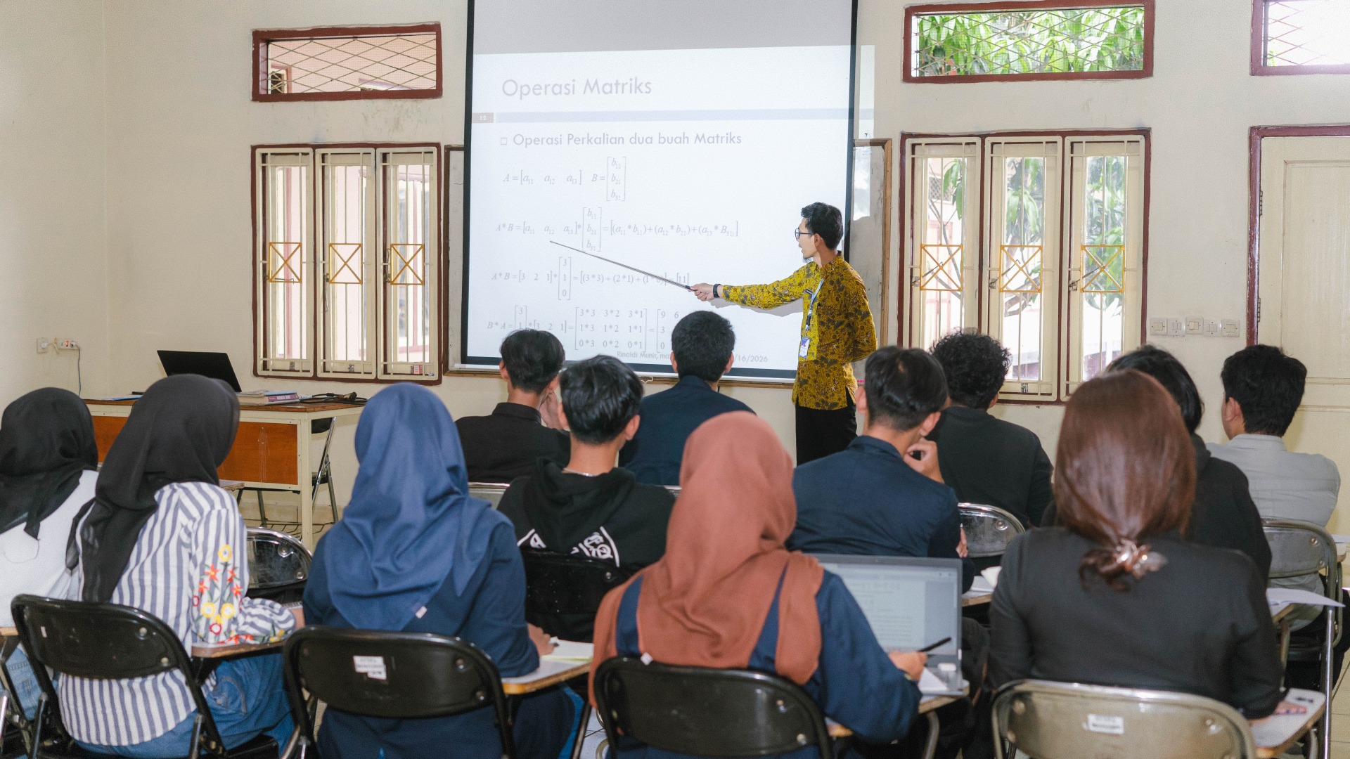 Kelas dengan Fasilitas LCD/LED Projector/TV